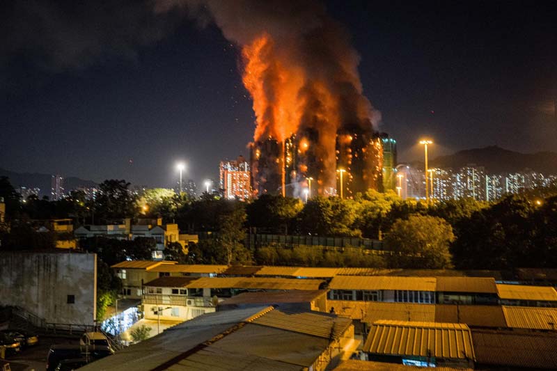 Cinco torres en llamas y 13 muertos: así fue el incendio que estremeció Hong Kong
