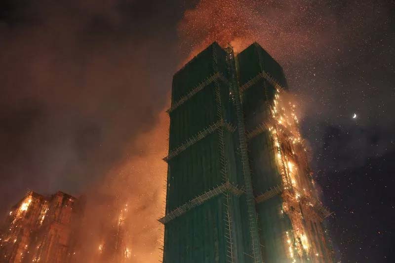 Cinco torres en llamas y 13 muertos: así fue el incendio que estremeció Hong Kong