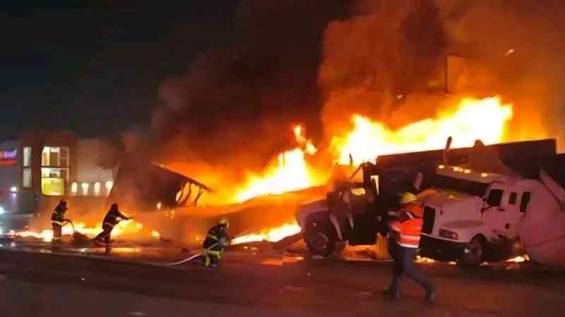 Elementos de Protección Civil y Bomberos de Ocoyoacac sofocaron el incendio de los tres tráileres en la carretera México-Toluca, donde dos personas resultaron lesionadas.