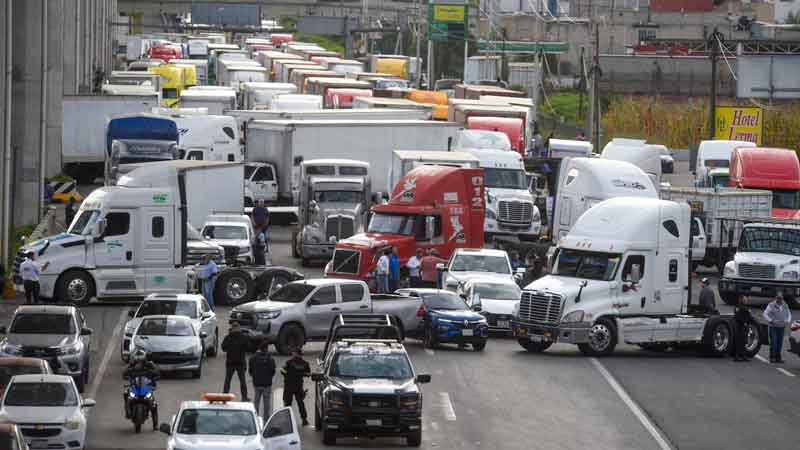 Transportistas de carga bloquearon carreteras el 26 de octubre para exigir mayor seguridad, frenar los robos y extorsiones contra operadores y mejorar las condiciones del sector.