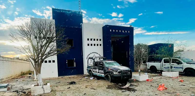 Atacan comandancia de Zacatecas con vehículo explosivo; tres uniformados lesionados
