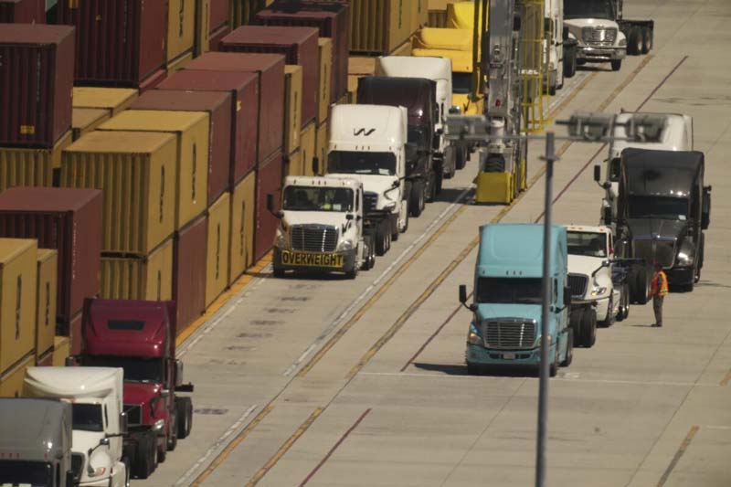 Trump impone aranceles de hasta 100% a medicamentos, muebles y camiones desde octubre