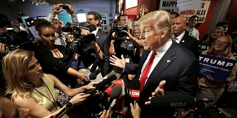 Trump acusó a CNN, MS NOW y Politico de difundir “ficción” y “mentiras”.