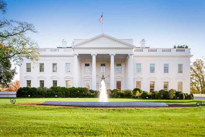 La administración Trump enfrenta una disputa judicial por las restricciones al acceso de periodistas a la Casa Blanca.