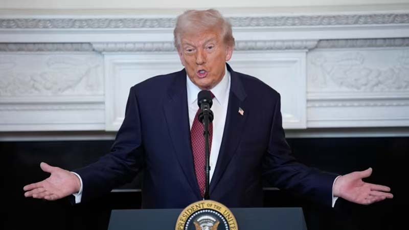 Con fondos de aranceles, Trump promete bono de 2 mil dólares por estadounidense