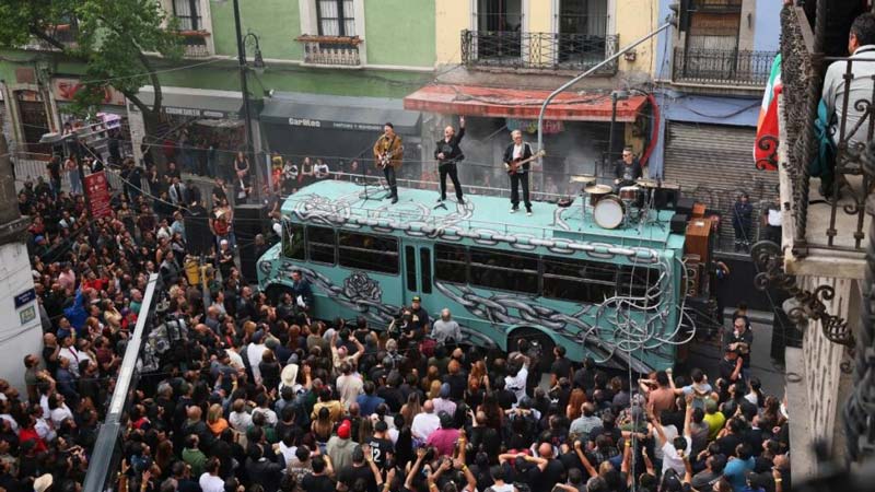U2 aparece en la CDMX y desata furor en pleno Centro Histórico