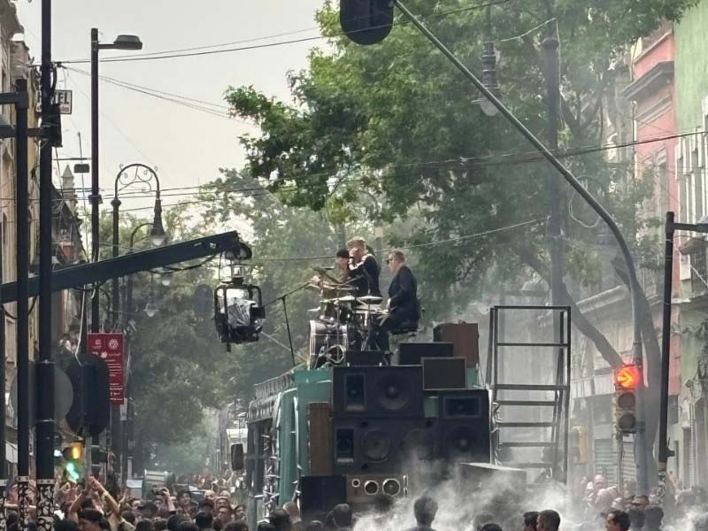 U2 aparece en la CDMX y desata furor en pleno Centro Histórico