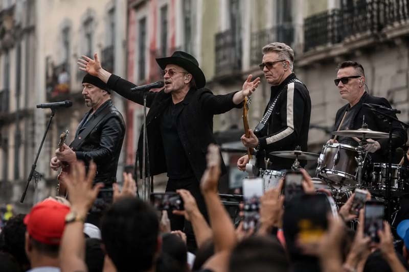 U2 aparece en la CDMX y desata furor en pleno Centro Histórico