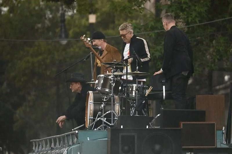 U2 aparece en la CDMX y desata furor en pleno Centro Histórico