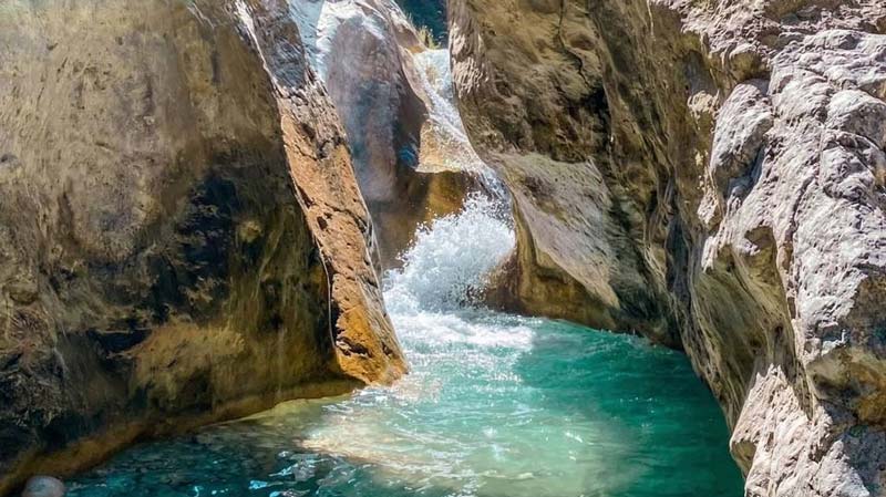 Los Manantiales Kinjua sorprenden por sus aguas turquesa entre las formaciones rocosas de Metztitlán.