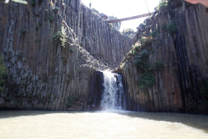Los Prismas Basálticos de Hidalgo destacan por sus columnas de roca volcánica y cascadas, uno de los paisajes naturales más famosos de Huasca de Ocampo.