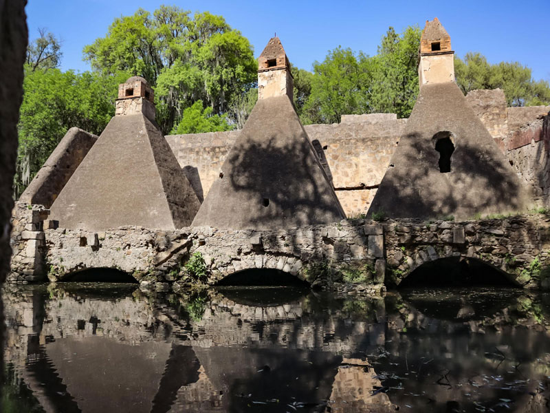 Los hornos históricos de la Hacienda de San Miguel Regla recuerdan su pasado como centro de procesamiento de metales durante la época virreinal.