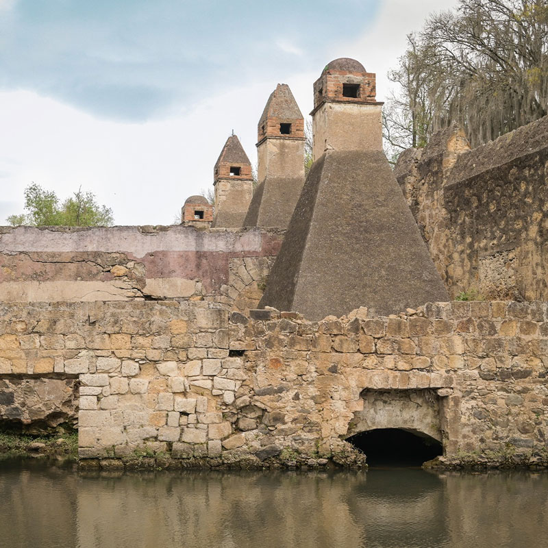 La Hacienda de San Miguel Regla combina vestigios mineros, patios históricos y estanques rodeados de arcos de piedra.