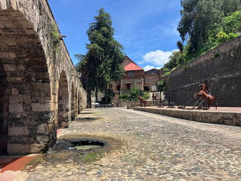 La Hacienda de San Miguel Regla, en Huasca de Ocampo, Hidalgo, combina historia minera, arquitectura colonial y paisajes naturales.