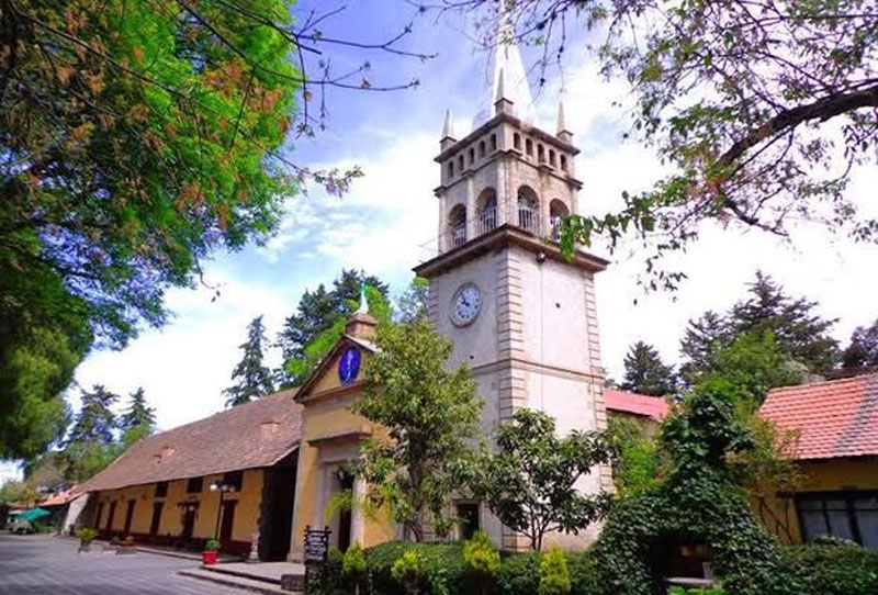 La Ex Hacienda de San Miguel Regla, construida en el siglo XVIII, fue una importante propiedad minera vinculada con Pedro Romero de Terreros, primer conde de Regla.