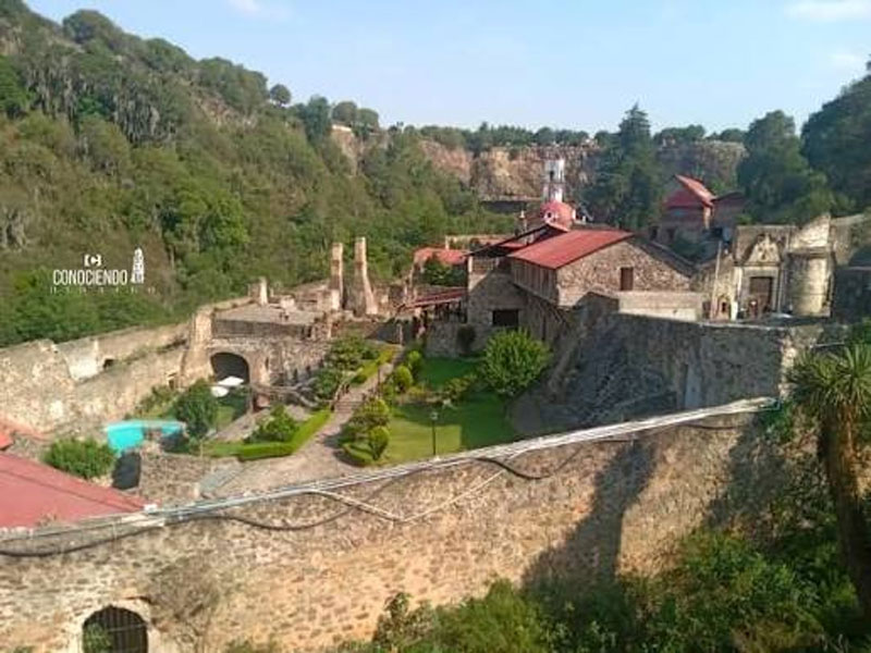 La Hacienda de San Miguel Regla fue un centro de beneficio de metales, clave para el procesamiento de plata durante la época virreinal.