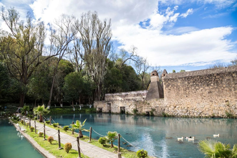 Los arcos de piedra de la Hacienda de San Miguel Regla conservan el encanto de su arquitectura histórica y son de los rincones más fotografiados del lugar.