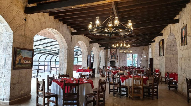 La Hacienda de San Miguel Regla ofrece hospedaje y restaurante de viernes a domingo; las visitas especiales requieren confirmación previa.