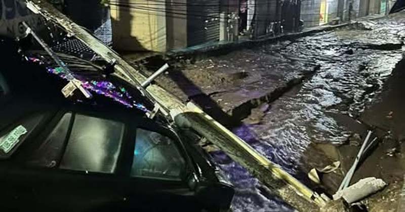 Vehículo atrapado en socavón tras lluvias derriba poste en Tlalancaleca, Puebla