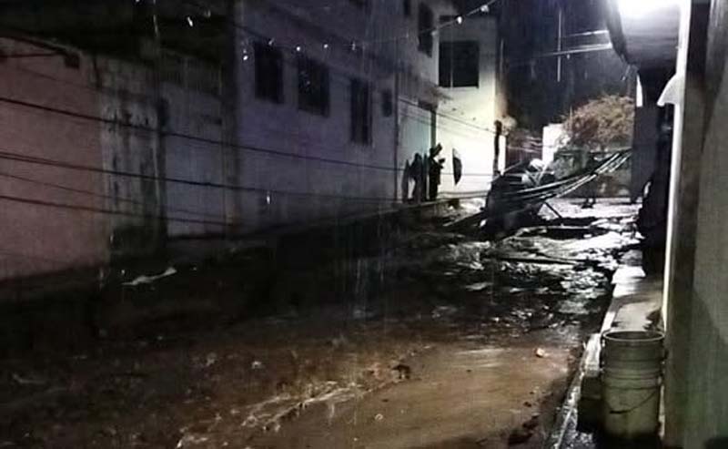 Vehículo atrapado en socavón tras lluvias derriba poste en Tlalancaleca, Puebla
