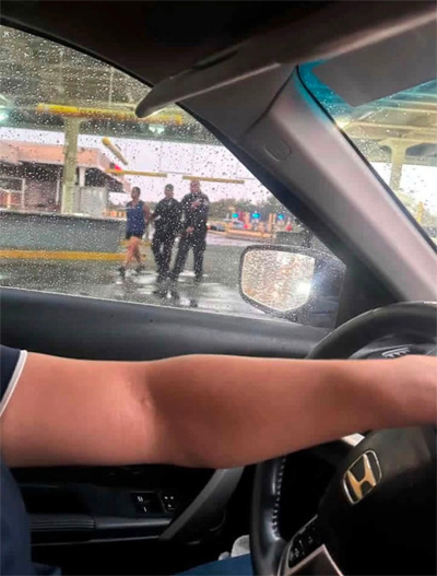 Según el testimonio de la conductora afectada, la mujer también habría perdido su visa de turista