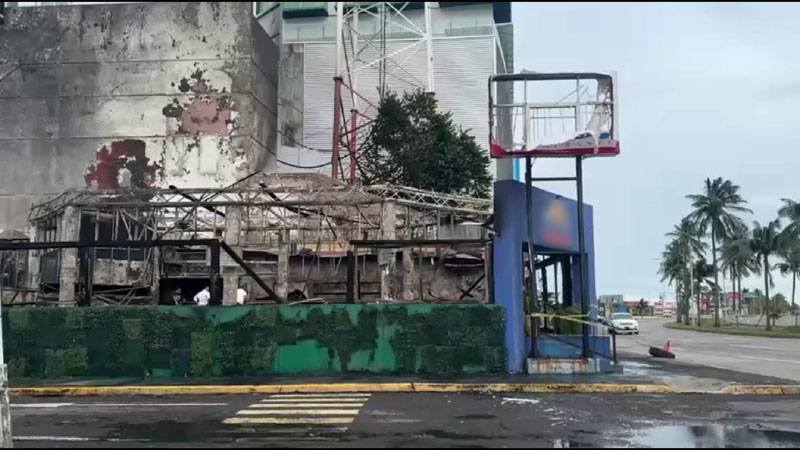 Elementos de Protección Civil y cuerpos de seguridad evacuaron preventivamente a personas de establecimientos cercanos al restaurante afectado por el incendio.