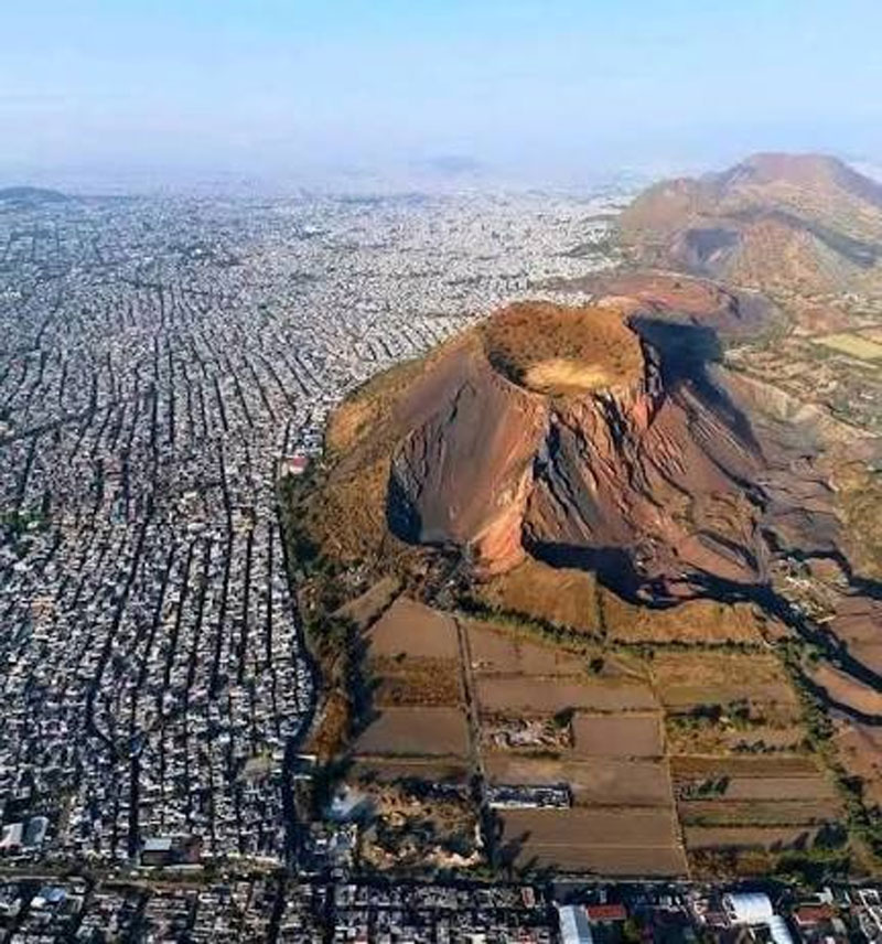 El Cerro de Tecajete, en Zempoala, es un volcán extinto que alcanza los 2,890 metros sobre el nivel del mar.