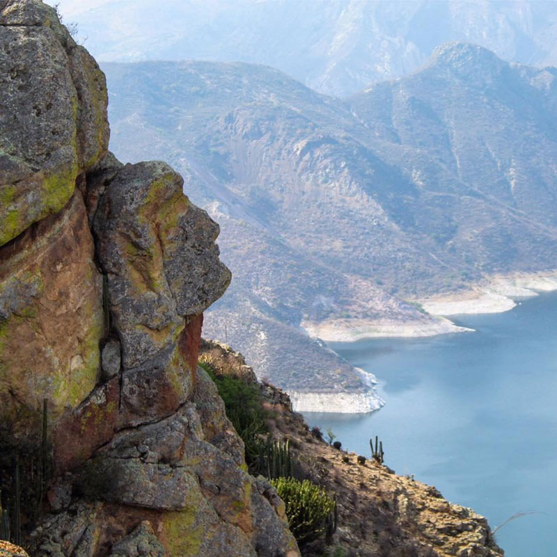 El Vigilante, un gigante de piedra frente a la presa.