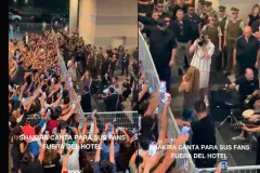 Shakira sorprende a sus fans con un mini concierto en Santiago