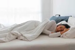 Dormir de lado: el cambio simple que puede aliviar apnea del sueño