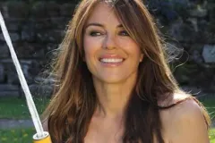 Elizabeth Hurley presume cuerpazo en su cumpleaños  60 posando 'al natural'