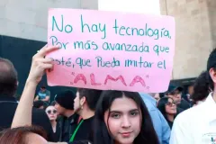 Actores de doblaje en México exigen regulación de la IA; INE usó voz de Pepe Lavat