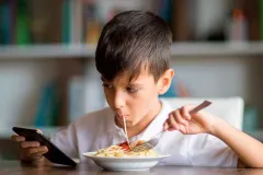 ¿A qué edad debe un niño tener celular? Riesgos, recomendaciones y lo que dicen los expertos