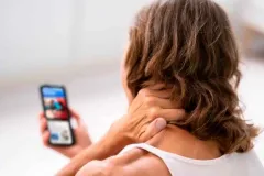 Síndrome de cuello de texto: qué es, síntomas y cómo prevenir este dolor digital