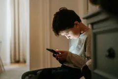 Niños y smartphones: el impacto invisible en la salud mental según un estudio internacional