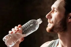 Beber agua diariamente reduce el estrés y controla la hormona del cortisol: Estudio