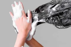 ¿Cómo mantener el pelo hidratado en verano? Consejos y el champú viral que fortalece tu melena