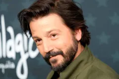 Necesitamos la comedia para podernos corregir: Diego Luna en los Critics Choice Awards 2026