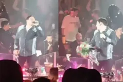 VIDEO. Julión Álvarez es golpeado por un "ramo buchón" lanzado por fan