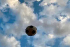 Balón sale de la cancha durante un partido y provoca fuerte choque 