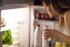 La hora de cenar sí importa: esto ocurre cuando comes muy tarde