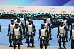 Robot humanoide se estrella en Pekín y termina doblado entre chispas