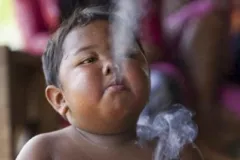 La historia de rehabilitación de Ardi Rizal, el niño que fumaba 40 cigarrillos al día