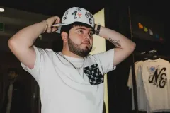 Hieren a Víctor Valverde, cantante de ‘El mayor de los ranas’, durante ataque en restaurante de Culiacán