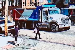 NO LE TOCABA. Una joven distraída es atropellada y queda bajo el camión de carga. VIDEO