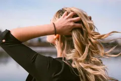 Cremas para secar el pelo al aire: cómo funcionan y qué hacen de verdad
