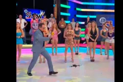MADRA*#. Conductor de TV en Monterrey patea dron y golpea cara de modelo en vivo. VIDEO