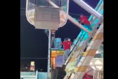 Niño queda colgado de rueda de la fortuna en Torreón. VIDEO