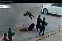 Recircula VIDEO de niño que sale volando al explotar alcantarilla por colocar un cohete 