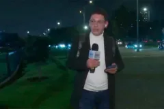 Periodista esquiva dos robos de celular en vivo en Bogotá. VIDEO